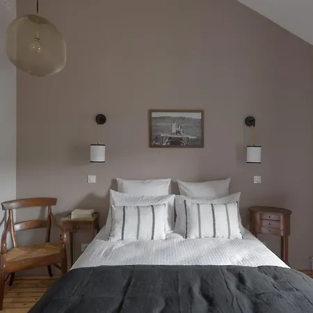 La Maison Des Monts D'or לינה וארוחת בוקר 4*