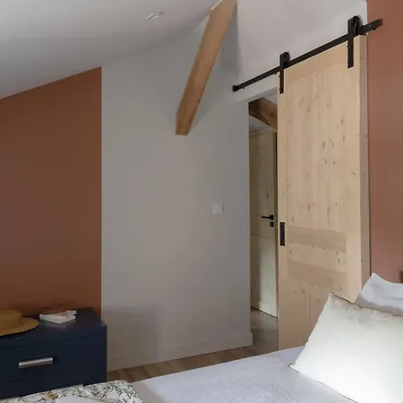 La Maison Des Monts D'or לינה וארוחת בוקר
