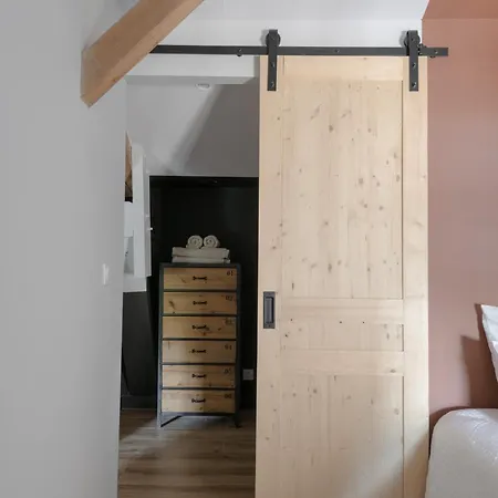 La Maison Des Monts D'or לינה וארוחת בוקר 4*