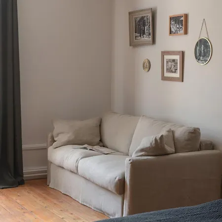 La Maison Des Monts D'or Bed & Breakfast