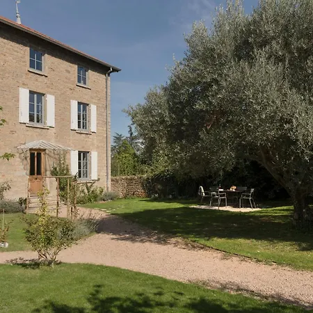 La Maison Des Monts D'or Bed & Breakfast *