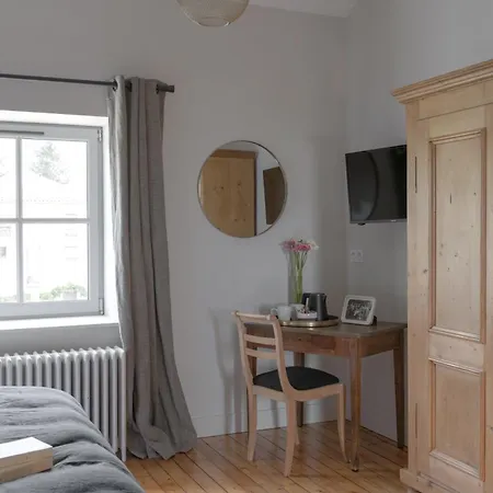 La Maison Des Monts D'or לינה וארוחת בוקר 4*